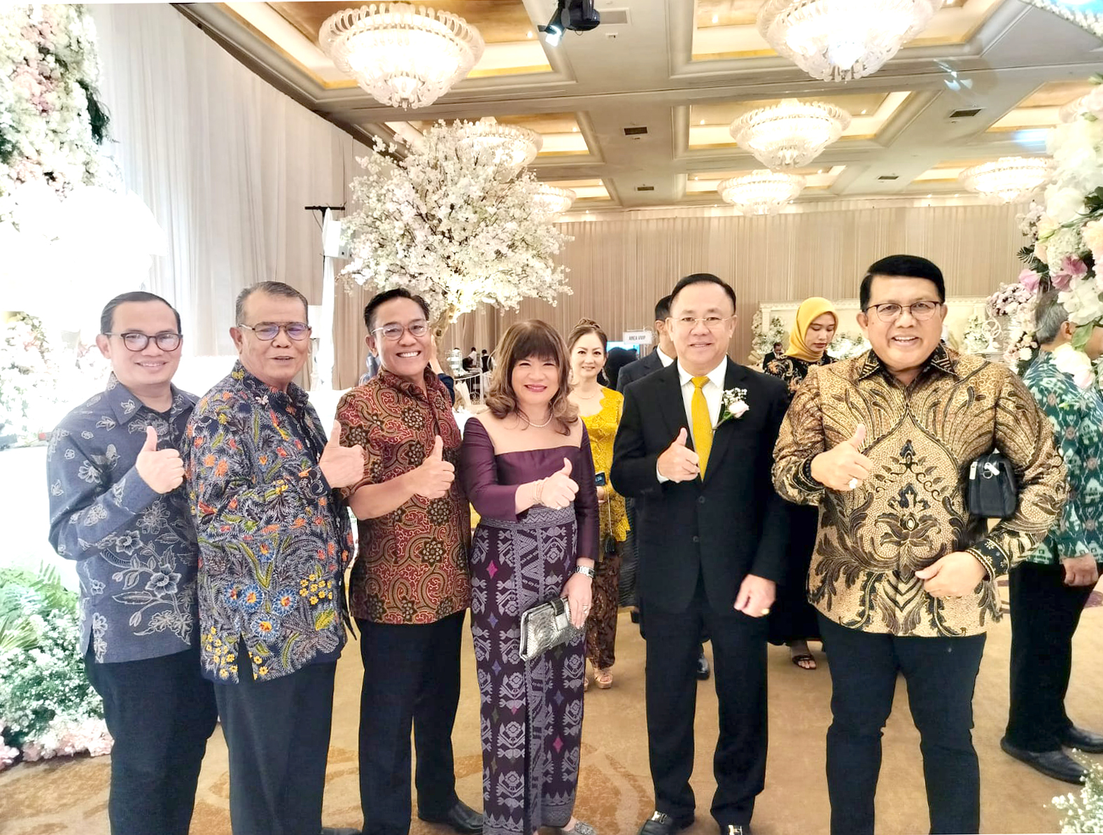 Menghadiri Acara Resepsi Pernikahan Putra Putri Ibu Ning Wahyu, Ketua DPP APINDO Provinsi Jawa Barat.